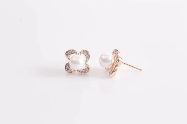 心形金耳环 耳朵上镶有钻石和珍珠 — 图库照片