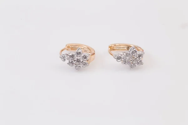 Goldene Ohrringe Mit Diamantförmigen Blüten Auf Weißem Hintergrund — Stockfoto