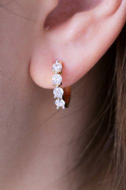 Küpe. Beyaz arka planda elmas ile Altın Çember Küpe.