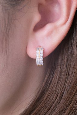 Küpe. Beyaz arka planda elmas ile Altın Çember Küpe.