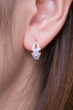 Küpe. Beyaz arka planda elmas ile Altın Çember Küpe.