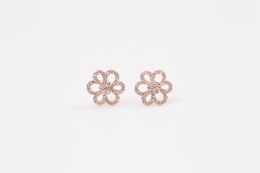 Altın çiçek şeklinde küpe.