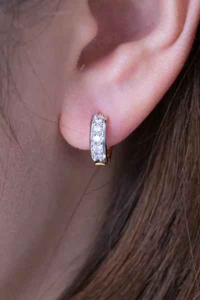 Küpe. Beyaz arka planda elmas ile Altın Çember Küpe.