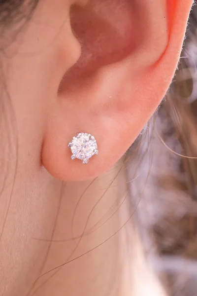 elmas makro çekim ile altın küpeler stud.