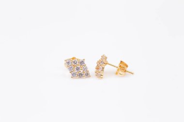 Altın küpe beyaz arka plan (4) üzerinde elmas makro çekim ile damızlık)