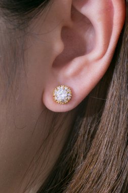 Altın küpe beyaz arka plan (4) üzerinde elmas makro çekim ile damızlık)