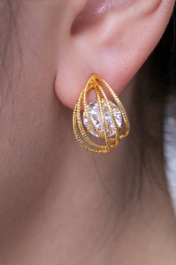 Altın küpe beyaz arka plan (4) üzerinde elmas makro çekim ile damızlık)