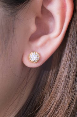 Altın küpe beyaz arka plan (4) üzerinde elmas makro çekim ile damızlık)