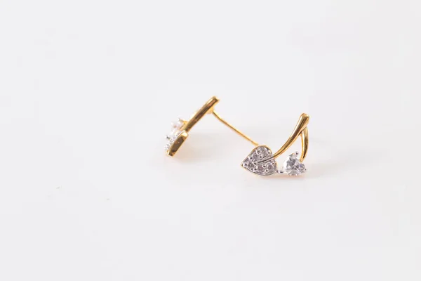 金色耳环钉与钻石宏观拍摄的白色背景 — 图库照片