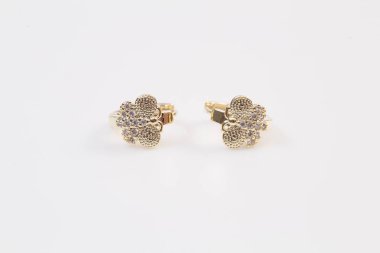 beyaz arka plan altın dekoratif elmas kelebek küpe.