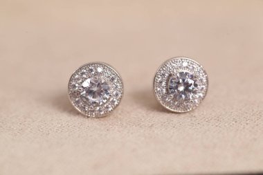 Elmas makro atış ile Gümüş küpe.