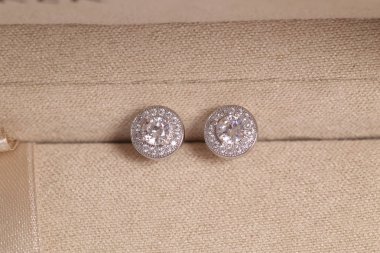 Elmas makro atış ile Gümüş küpe.