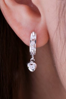 Elmas makro atış ile Gümüş küpe.