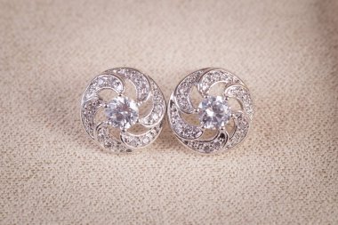 Elmas makro atış ile Gümüş küpe.