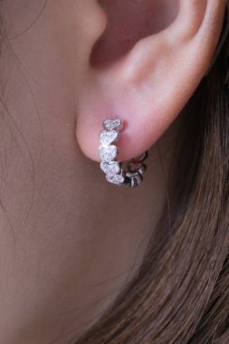 Elmas makro atış ile Gümüş küpe.