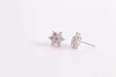 Elmas makro atış ile Gümüş küpe.