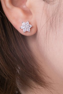 Elmas makro atış ile Gümüş küpe.