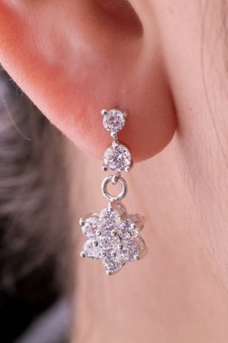 Elmas makro atış ile Gümüş küpe.