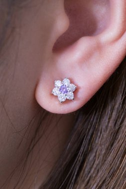 Elmas makro atış ile Gümüş küpe.