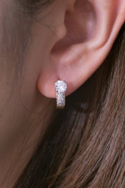 Elmas makro atış ile Gümüş küpe.