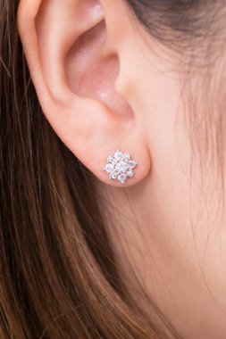 Elmas makro atış ile Gümüş küpe.