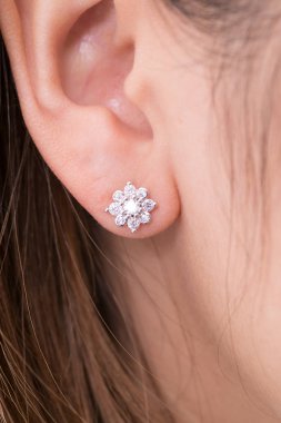 Elmas makro atış ile Gümüş küpe.