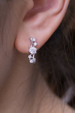 Elmas makro atış ile Gümüş küpe.