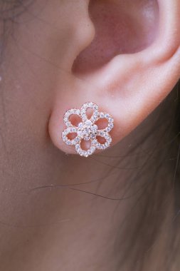 Elmas makro atış ile Gümüş küpe.