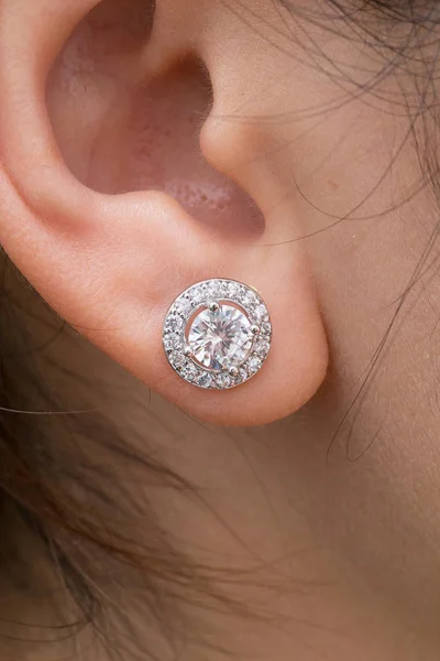 Elmas makro atış ile Gümüş küpe.