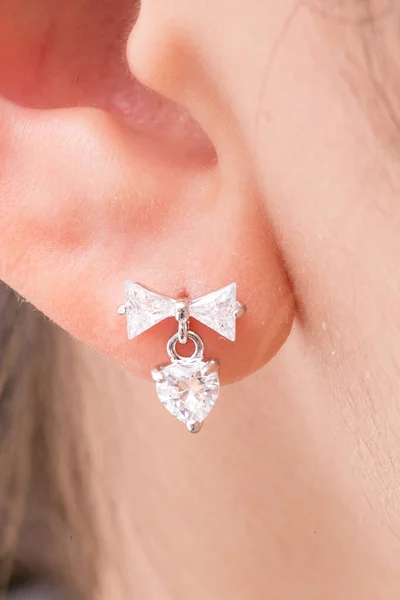 Elmas makro atış ile Gümüş küpe.