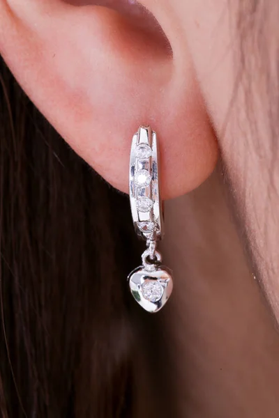 Elmas makro atış ile Gümüş küpe.