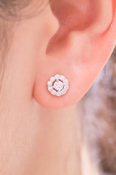 Elmas makro atış ile Gümüş küpe.