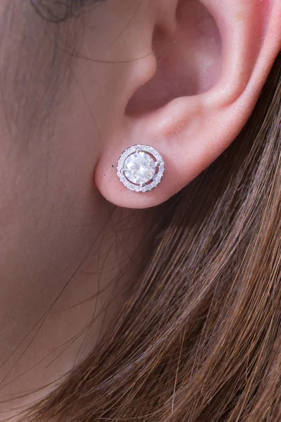 Elmas makro atış ile Gümüş küpe.