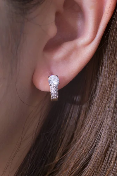 Ezüst Fülbevaló Gyémántokkal Makró Lövés — Stock Fotó