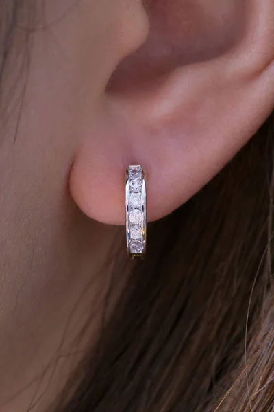 Elmas makro atış ile Gümüş küpe.