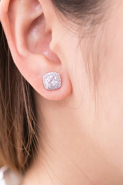 Elmas makro atış ile Gümüş küpe.