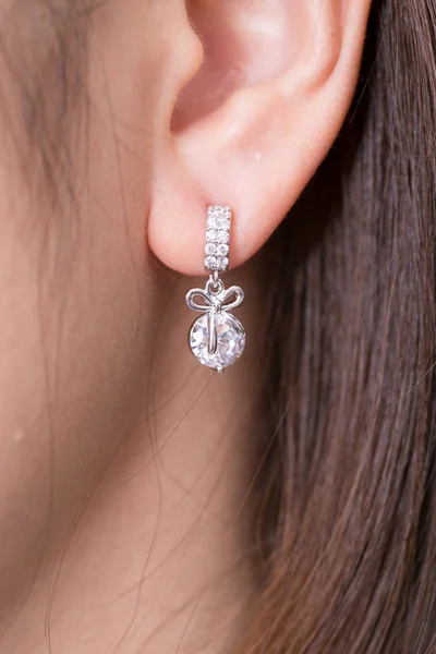 Elmas makro atış ile Gümüş küpe.