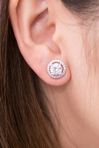 Elmas makro atış ile Gümüş küpe.