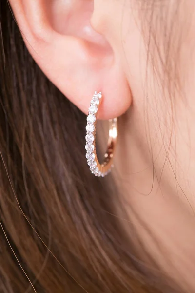 Elmas makro atış ile Gümüş küpe.