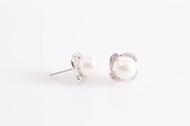 Elmas ile inci küpe.