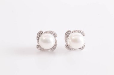 Elmas ile inci küpe.