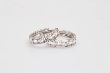 Elmas makro atış ile Gümüş küpe.