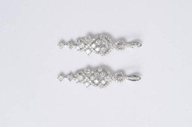 Elmas makro atış ile Gümüş küpe.