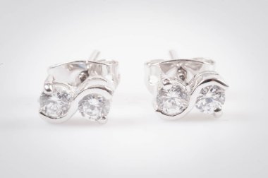 Elmas makro atış ile Gümüş küpe.