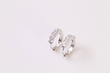 Elmas makro atış ile Gümüş küpe.