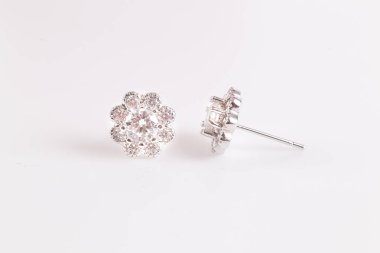 Elmas makro atış ile Gümüş küpe.