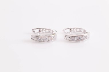 Elmas makro atış ile Gümüş küpe.