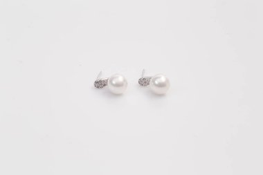 Elmas makro atış ile Gümüş küpe.