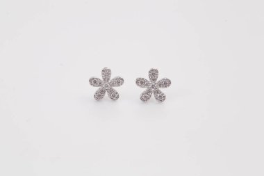 Elmas makro atış ile Gümüş küpe.