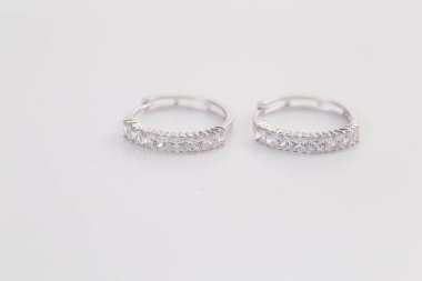 Elmas makro atış ile Gümüş küpe.